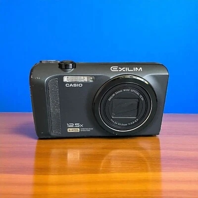 Casio Exilim EX-ZR100 - Digitalkamera - 12.1 MP - 12.5x Zoom - getestet - Bild 1 von 4