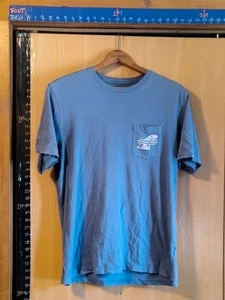 Vineyard Vines Unisex Surf Fins Graphic T Shirt Pocket  Blue-Moonshine SZ Large - Picture 1 of 5
