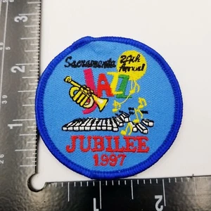 Patch Giubileo Jazz Sacremento 1997 Vintage 24° Annuale Rara NOS 2,5x2,5 Round - Foto 1 di 3