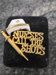 Vintage Krankenschwestern Call The Shots Brosche Anstecknadel Danecraft 1 & 3/4" goldfarben - Bild 1 von 3