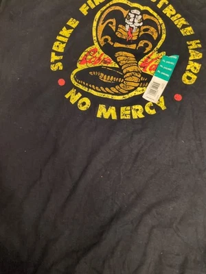 CAMISETA NEGRA Cobra Kai STRIKE FIRST STRIKE HARD NO MERCED para hombre talla grande Foto 1 de 4