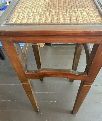 Mesa auxiliar vintage de bambú y madera estilo boho de 26 pulgadas de alto con soporte para plantas Foto 1 de 4