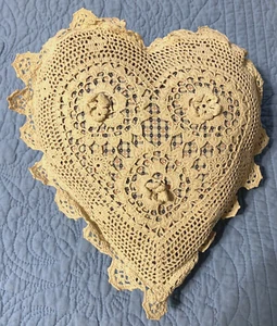 Heart Pillow Victorian Hand Crocheted 3D Rosettes Bohemian Cottagecore 11X11 - Imagen 1 de 4