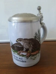Alter Bierkrug Jagdkrug Steingut "Habicht mit Eichhörnchen"  Zinndeckel (23/74) - Bild 1 von 6