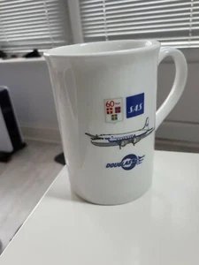 TAZA SAS CUP ESCANDINAVIAN AIRLINES 60 AÑOS BOEING Y GRÁFICOS DE AVIÓN DOUGLAS EXCELENTE EN EXCELENTE ESTADO - Imagen 1 de 2