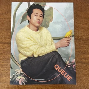 Netflix Queue Magazin Mini Ausgabe 2023 | Steven Yeun Cover | Celebrity Features - Bild 1 von 8