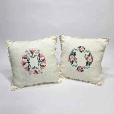 Juego (2) Marfil Floral Cottagecore Hecho a Mano Punto de Cruz Contado con Respaldos de Terciopelo Foto 1 de 4