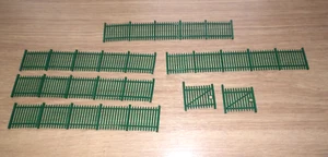OO GAUEG SPEERZÄUNE X 5 & 2 TORE GRÜN 30 MM HOCH FLEXIBEL ANZUG HORNBY ETC. - Bild 1 von 2