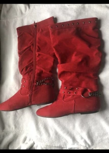BOTAS ALTAS DE MUJER YOKI GAMUZA ROJA PANTORRILLA CON 3 IN TACONES DE CUÑA 7 1/2 - Imagen 1 de 6