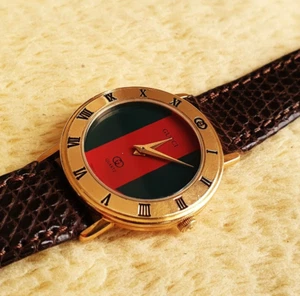 Reloj Gucci 3001L 18K para mujer con esfera roja y verde línea jerez - 26 mm (a191) - Imagen 1 de 9
