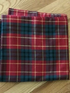 Table Cloth, red and green with gold metallic, 60 x 118, new polyester - Picture 1 of 6