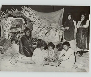 Foto de prensa de 1963 de familia sin hogar post inundación con pertenencias KHUZISHAN IRÁN - Imagen 1 de 2