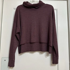Suéter cuello capucha borgoña para mujer AE American Eagle, recortado, mediano - Imagen 1 de 13