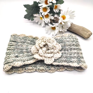 Diadema tejida / calentador de orejas con hermosa flor - verde azulado y avena - 18x5" - Imagen 1 de 2