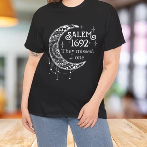 Salem 1692 They Missed One - Salem Hexe 1692 Halloween T-Shirt - Bild 1 von 10