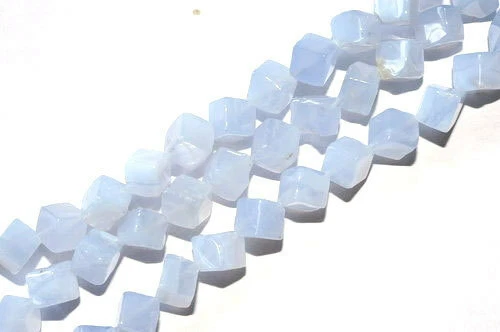 M1-05 - 4 MM CHALCEDON WÜRFEL STRANG ECK GEBOHRT - Bild 1 von 1