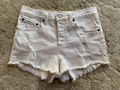 EUC LEVI’S WOMENS 501 WHITE DISTRESSED DENIM SHORT SHORTS IN SIZE 27 - Image 1 of 4
