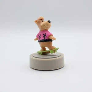 Figurina Hanna Barbera 1990 Boo-Boo Bear Skateboarding 2" per Cake Topper di Wendy - Foto 1 di 9