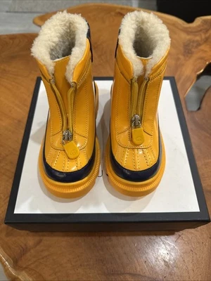 Botas de lluvia Gucci azul y amarillo forrado de lana al tobillo para niños talla 26 Foto 1 de 4