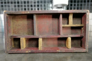 Antiker primitiver roter Holz Schubladeneinsatz Organizer 10”×5” Bauernhaus Schattenkasten - Bild 1 von 12