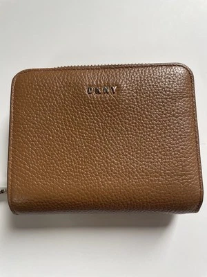 Cartera compacta DKNY de cuero marrón con cremallera alrededor Foto 1 de 4
