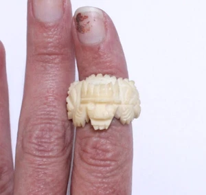 Vintage geschnitzter Zelluloid Ring Größe 6 elfenbeinfarben Drachengesicht - Bild 1 von 3