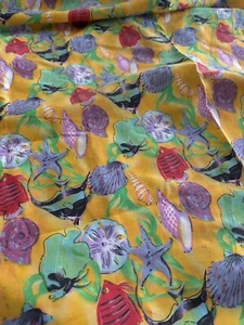 Tela conchas de pescado 88" x 60" mezcla de algodón amarillo multicolor playa - Imagen 1 de 8
