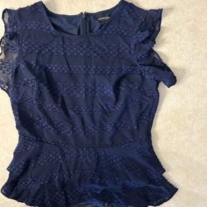 Top smanicato con volant Banana Republic taglia 4P blu navy zip posteriore nuovo con etichette - Foto 1 di 15