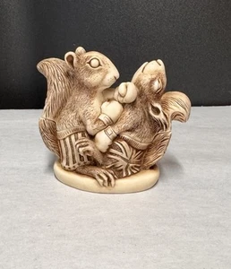 Harmony Kingdom "Eyes on the Prize" Boxing Squirrels Made In England 2010 - Picture 1 of 6