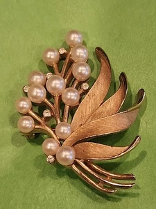 Vintage Trifari Brooch Gold And Faux Pearls - Picture 1 of 7