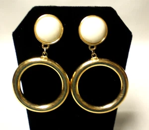 Vintage Signed TRIFARI Ivory & Gold Tone Halo Round Dangle Post Earrings (828n) - Picture 1 of 3