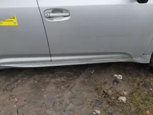 FALDA LATERAL DEL CONDUCTOR PLATEADA TOYOTA AVENSIS 2015-2018 - Imagen 1 de 4