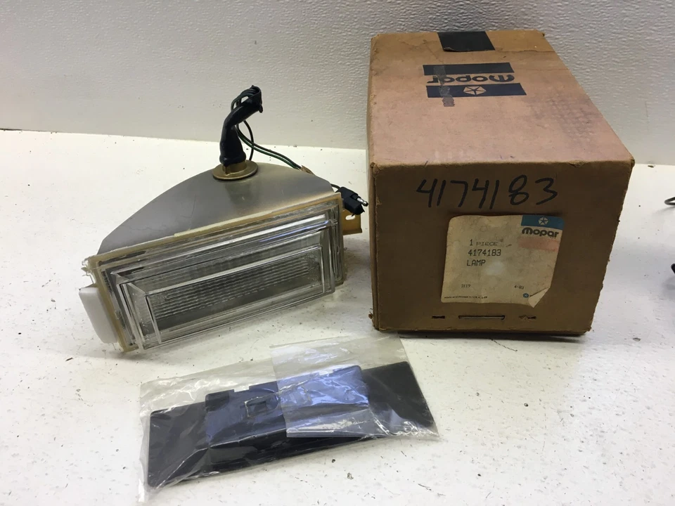 NOS Mopar 1981 1982 1983 Chrysler Cordoba LH Park Lamp Assembly 4174183 - Image 1 of 4
