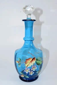 DECANTER VINTAGE VETRO BLU DIPINTO A MANO CON FOGLIE E FIORI 9,5" VETRO SOFFIATO - Foto 1 di 7