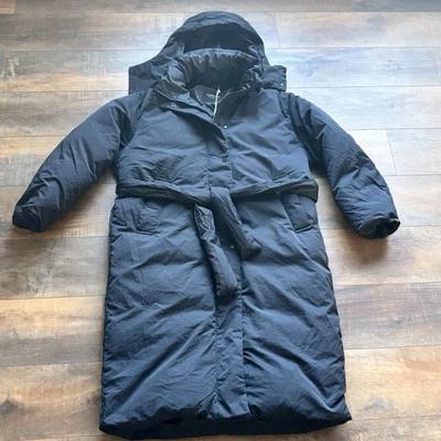 Edredón Everlane The Down Cloud negro acolchado cinturón con capucha abrigo de gran tamaño mediano Foto 1 de 4