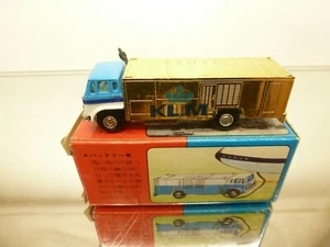 BANDAI 4 AIRPORT BATTERY CAR KLM TRUCK - GOLD + BLUE 1:156 -GOOD IN BOX - 102 - Imagen 1 de 7