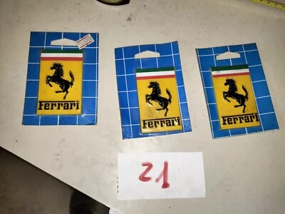 ADESIVO FERRARI, GUM STICK, TARGHETTA AUTOADESIVA PLASTICA  NUOVO DELL'EPOCA - Immagine 1 di 3