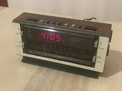 Radio Reloj Despertador Doble Vintage JC Penny AM FM Modelo 680-3795 - Probado Funciona Foto 1 de 4