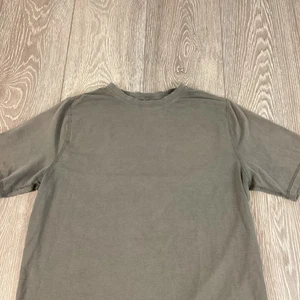 Vuori Tshirt Short Sleeve Gym Workout Gray Shirt Performance - Picture 1 of 5