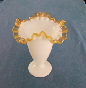 VTG Fenton Gold Crest White Milk Glass  Vase 6 1/2 Inches High - Bild 1 von 6