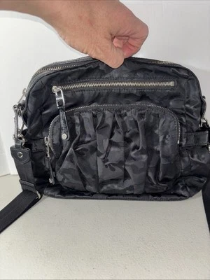 MZ Wallace 黑色迷彩尼龙斜挎包带红色内饰 10 英寸 X 9 英寸 — 第 1/4 张图片