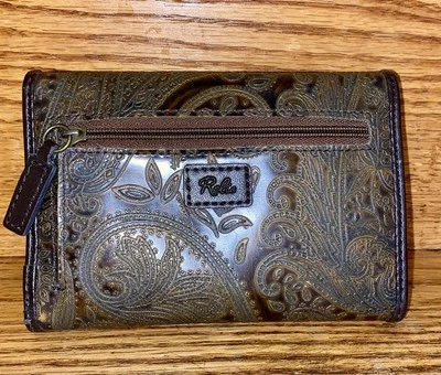 Cartera Reliquia Triple Plegable Cuero Vegano Repujado Cuero Marrón Paisley Diseño Usada en Excelente Condición Foto 1 de 4