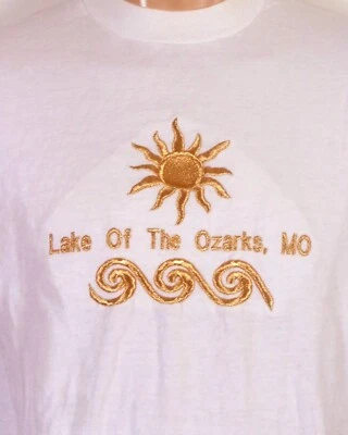 Camiseta turística vintage anos 90 FOTL bordada dourada Lake Of the Ozarks MO TAMANHO G - Imagem 1 de 4