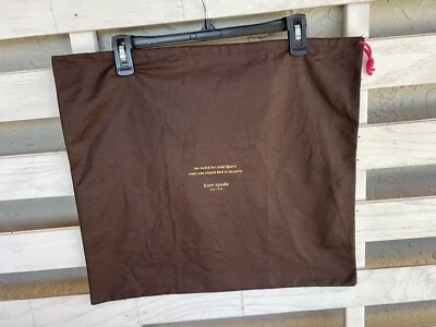 Bolso antipolvo Kate Spade mediano con cordón marrón con letras doradas 19"x17". Foto 1 de 4
