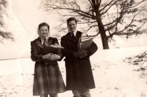 1948 Young COLLEGE WOMEN in SNOW - Actress ELISABETH MOSS doppelganger! - Imagen 1 de 4