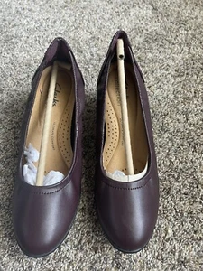 Clarks Neiley Pearl burgunderrote elegante Damen-Pumps aus Leder mit Absatz Größe 6 - Bild 1 von 6