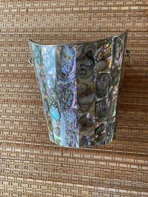 tres beau vase vintage en écailles de nacre - Photo 1/3