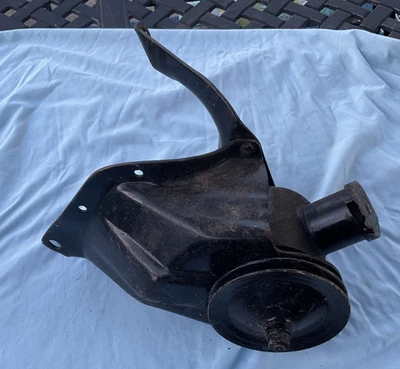 61 62 63 64 Oldsmobile Starfire 88 98 394 Motor Dirección Asistida Bomba y Soportes Foto 1 de 4