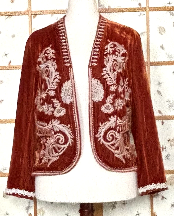 Jaqueta Bolero Feminina Venus Veludo Bordada Frisada Laranja Queimado Tamanho Grande - Imagem 1 de 4