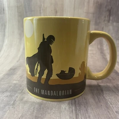 Taza de café amarilla con licencia Star Wars The Mandalorian Silhouette 20 oz Foto 1 de 4